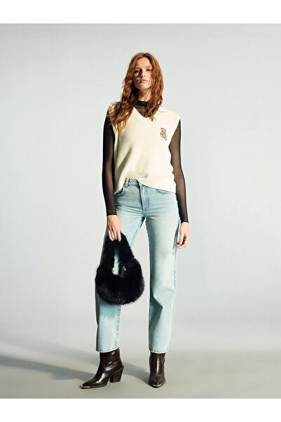 LC Waikiki V Yaka Ayı Nakışlı Kadın Triko Süveter