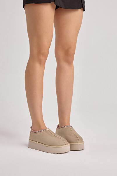 Tonny Black Γυναικείες μπότες με χοντρή σόλα σε μπεζ χρώμα με λεπτομέρεια ραφής στον αστράγαλο και εμφάνιση σουέτ