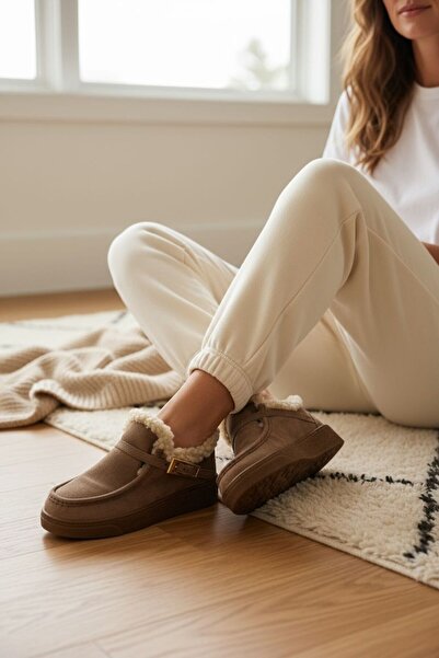 M&B Căptușeală din blană moale și aspect de piele de căprioară. Cu talpă ușoară și detaliu de cataramă. Loafer