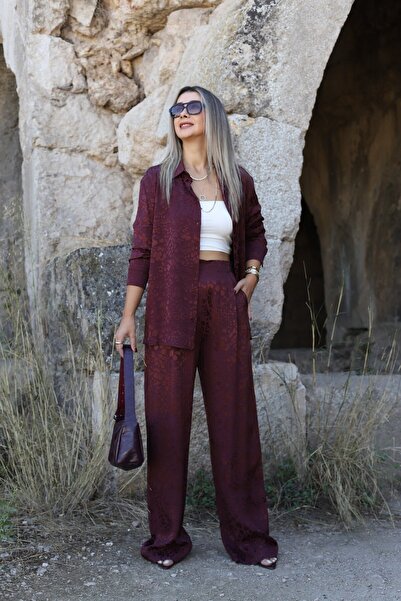 bytugcekaya Set pantaloni cămașă din satin burgundy cu model leopard