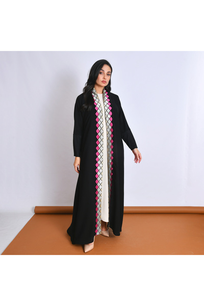 HAWRAA ABAYA عباية سوداء بقصة ربع كلوش بتطريز هندسي جذاب بأكمام سترش