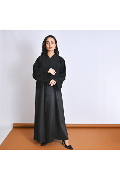 Oya.sa عباية سوداء بقصة نص كلوش بتداخل قماشين التفته والتل المزين بتطريز أنيق