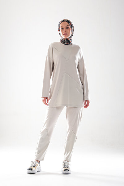 Plistre 2283_Patch and Stitch Detail Flexible Fabric Hijab Women's Sportswear Tracksuit Set – Carrot Fit Pants with Pockets