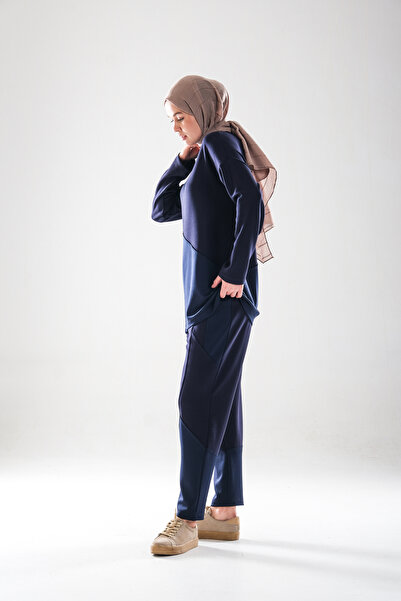 Plistre 2283_Patch and Stitch Detail Flexible Fabric Hijab Women's Sportswear Tracksuit Set – Carrot Fit Pants with Pockets