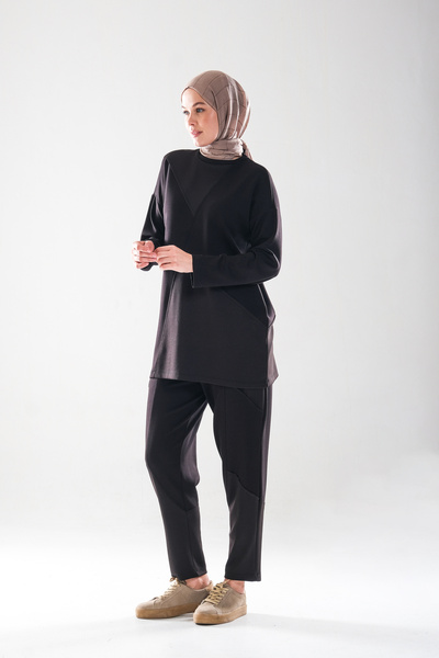 Plistre 2283_Patch and Stitch Detail Flexible Fabric Hijab Women's Sportswear Tracksuit Set – Carrot Fit Pants with Pockets