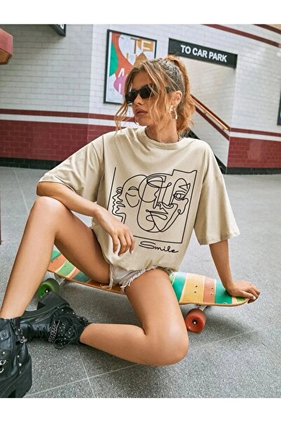 LAPS تي شيرت كبير الحجم مطبوع عليه وجه مقلم باللون البيج للجنسين