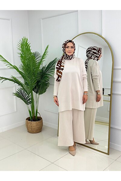 Valens Butik Tunic with Button Detail on the Sleeve and Pleated Pants Hafsa Two-Piece Hijab Set