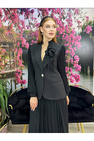 MODA طقم تنورة وسترة بتصميم خاص للموسم الجديد مع تفاصيل بحيرة