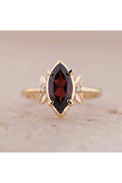 Serenya | Markiz Kesim Garnet ve Pırlantalı Yüzük