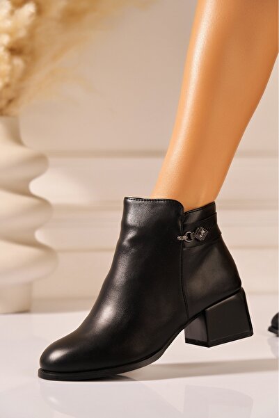 Joana Γυναικεία μαύρα μποτάκια από λουστρίνι με τεχνητό δέρμα