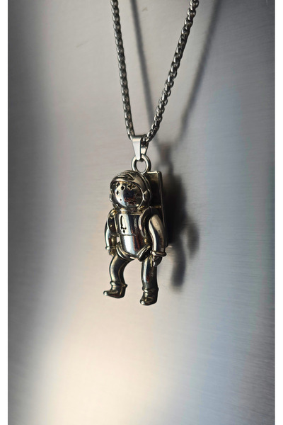 Atelier Nui قلادة فولاذية على شكل رائد فضاء مع أذرع وأرجل متحركة