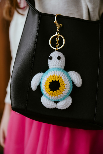 Fynbos سلسلة مفاتيح على شكل سلحفاة أميجورومي كاريتا - إكسسوار لطيف مصنوع يدويًا