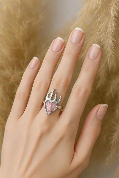 Herşey Nota خاتم القلوب الوردية المضيئة – رمز للشغف والقوة وأناقة المتمردين