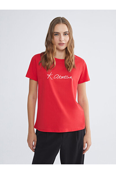 LC Waikiki طاقم الرقبة أتاتورك تحت عنوان تي شيرت المرأة