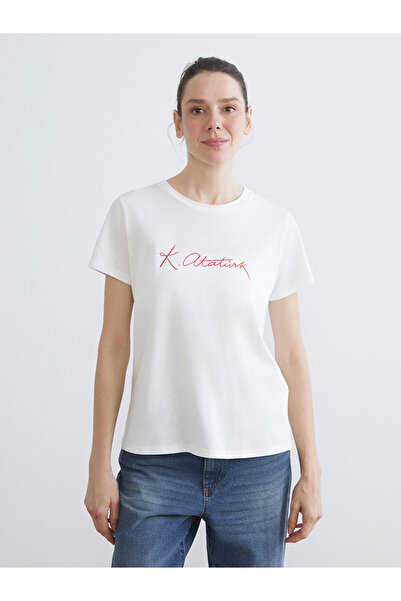 LC Waikiki Γυναικείο μπλουζάκι με θέμα τον Ατατούρκ με λαιμόκοψη εκρού