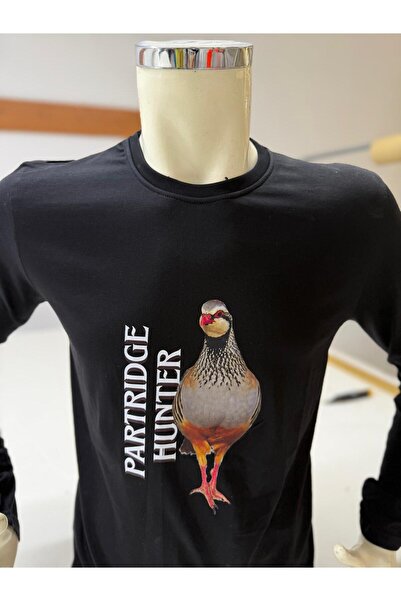 HT Outdoor Το μοντέλο μας είναι ένα μακρύ μπλουζάκι από 100% βαμβάκι με κεκλικό σχέδιο.