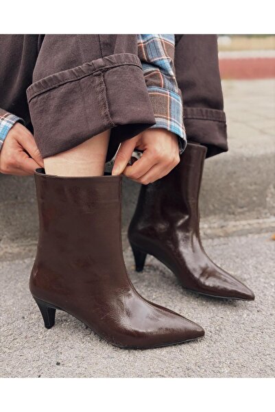 I Love Shoes حذاء نسائي بكعب من سيلفار، جلد لامع مجعد بلون بني فاتح