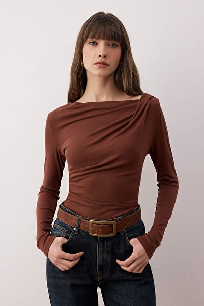 Trendyol Collection Καφέ πλεκτή μπλούζα με ασύμμετρο λαιμόκοψη και λεπτομέρεια από μαλακό ύφασμα TWOAW26BZ00088