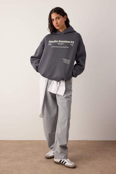 Trendyol Collection Anthracite Thick Fleece Inside Hooded Slogan Printed Boxy Fit Knitted Sweatshirt Twoaw26Sw00217