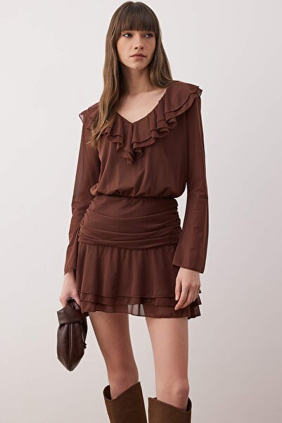 Trendyol Collection Καφέ ίσιο φόρεμα με βολάν/κρινολίνο, εφαρμοστό/στενό μίνι ελαστικό πλεκτό φόρεμα TWOAW26EL00332