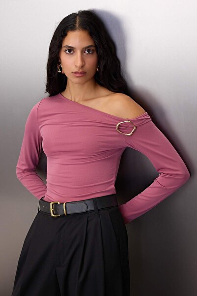 Trendyol Collection Ελαστική πλεκτή μπλούζα με ασύμμετρο λαιμόκοψη με λεπτομέρεια αξεσουάρ με ανοιχτό ώμο TWOAW26BZ00075