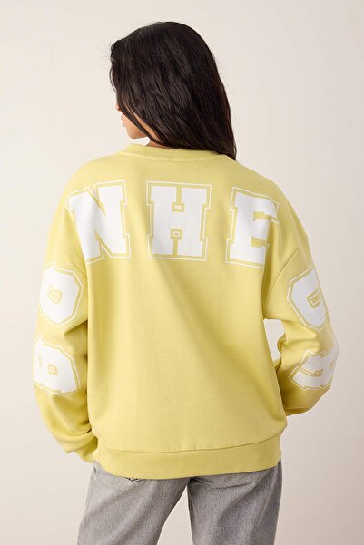 Trendyol Collection Відкритий жовтий оверсайз/широкий крій Слоган На спині принт Велосипедна комір В'язаний світшот TWOAW26SW00236