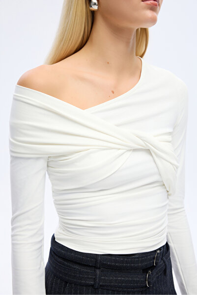 Quzu Drapeli Asimetrik Düğümlü Bluz Ekru