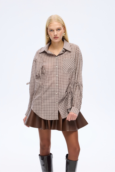 Quzu قميص كبير الحجم مزين بالدانتيل باللون البني