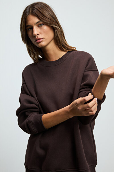 GRIMELANGE Γυναικείο φούτερ KARIUS από οργανικό βαμβάκι με oversized λαιμόκοψη και σκούρο καφέ χρώμα