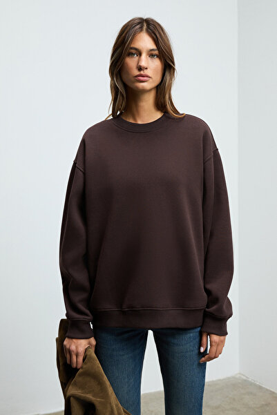 GRIMELANGE Γυναικείο φούτερ KARIUS από οργανικό βαμβάκι με oversized λαιμόκοψη και σκούρο καφέ χρώμα