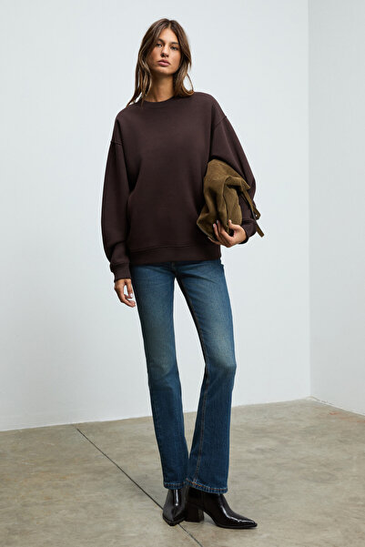 GRIMELANGE Γυναικείο φούτερ KARIUS από οργανικό βαμβάκι με oversized λαιμόκοψη και σκούρο καφέ χρώμα