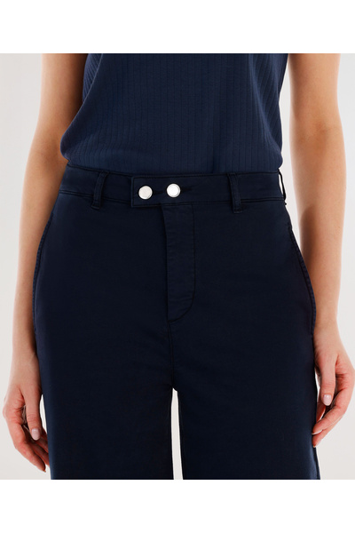 Yargıcı Kemer Detaylı Yüksek Bel Rahat Kalıp Pantolon
