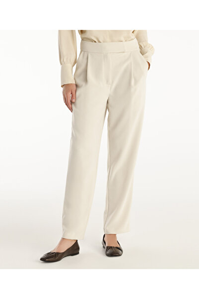 Yargıcı Kemer Detaylı Pantolon