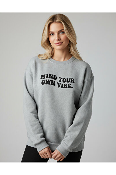 RPT MODA PREVELIKI SWEATSHIRT SA TISKANIM DETALJIMA I OVALNIM OGRLOM