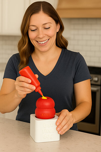 But First Dog KONG Classic Dondurulmuş Mama Doldurma Standı – Tüm Boyutlarla Uyumlu