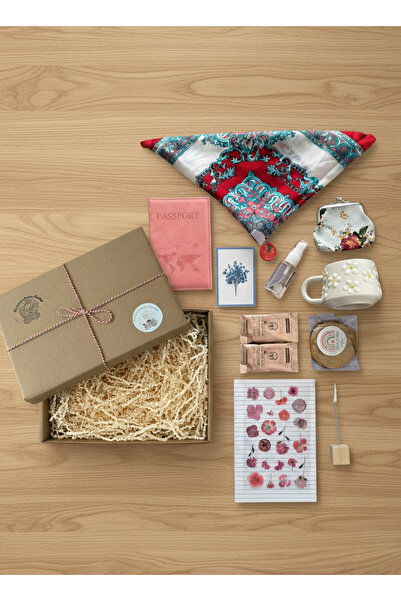 Butik Gezgin Hediye Kutusu-Kırmızı Beyaz Fularlı