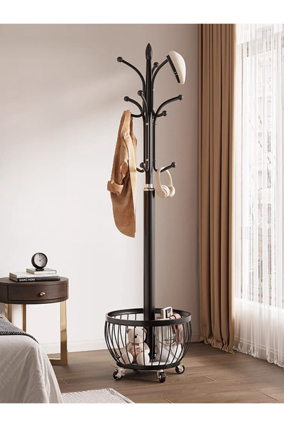 Un علاقة ملابس اسود بسلة تخزين سفلية وعجلات متحركة طول 172 سم