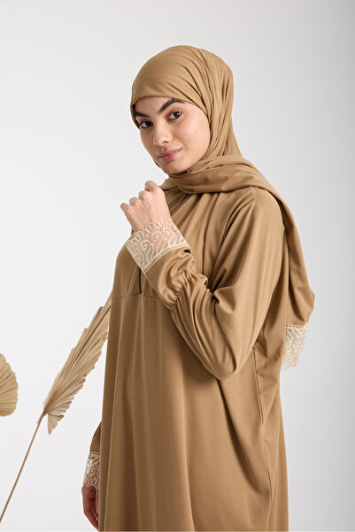 AKPİYYER Δαντελένια. Φόρεμα προσευχής με φερμουάρ και χιτζάμπ