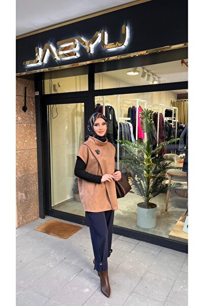 qmash 02911 Suede Sweater Camel – Stand-Up Collar with Leaf Embroidery Detail