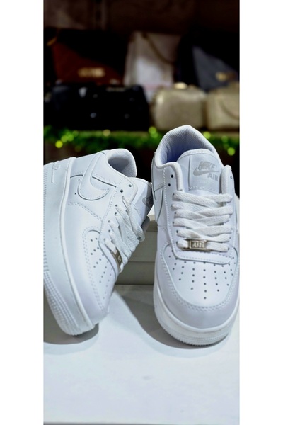 WHİTESHOES Класичні білі кросівки, що доповнюють комбінезон