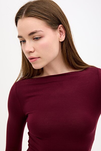 NİLİST بلوزة ديجاجيه ذات ياقة قاربية وحاشية جانبية مطاطية من القطن باللون الع...