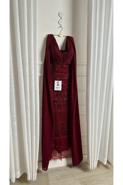 Onila فستان احمر مطرز