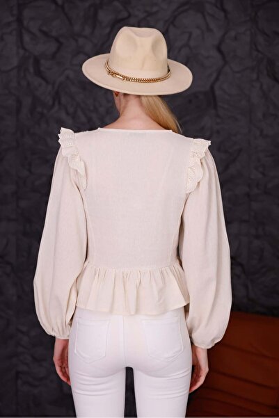 Pulli Collection Λινό μπλουζάκι με δαντέλα – Ρομαντικό μοντέλο με βολάν με λαιμόκοψη σε σχήμα V