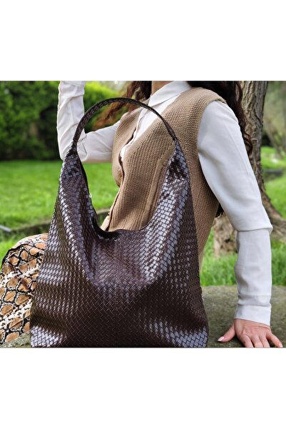 Eom حقيبة كتف نسائية من VIA ACCESSORY بنمط محبوك باللون البني مظهر جلدي