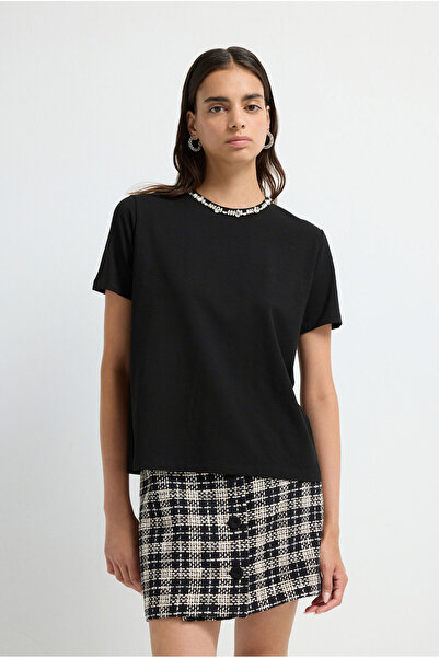 adL Yakası Taşlı Kısa Kol Tişört