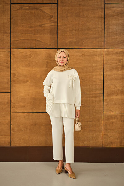 LOCCO بدلة نسائية بيضاء بتفاصيل زهور وطيات