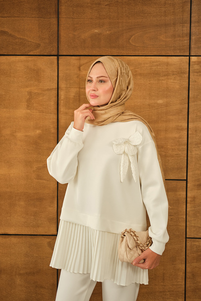 LOCCO بدلة نسائية بيضاء بتفاصيل زهور وطيات