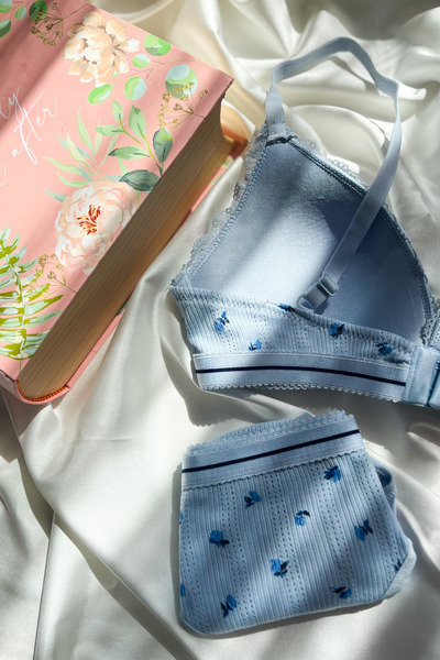 Lola Of Shine مجموعة برايت برايت بنمط الزهور القطنية الزرقاء من ياوي كوساما