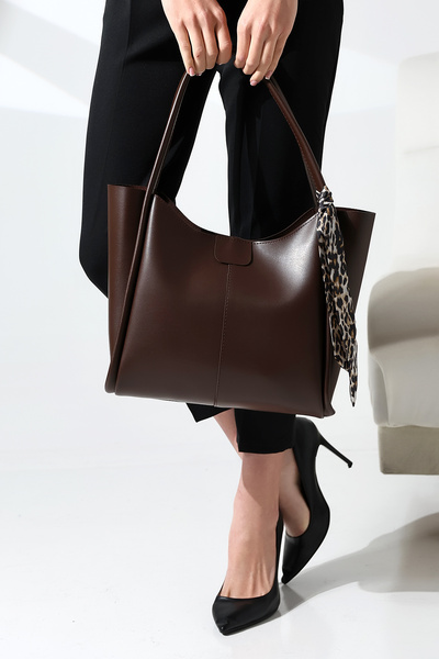 Encool Hnědá leopardí šála detailně zdůrazňuje dámskou tašku přes rameno | Velká taška přes rameno vhodná pro každodenní použití