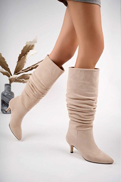 moun shoes Γυναικείες μπότες με φερμουάρ σε μπεζ σουέντ με λεπτό τακούνι μέχρι τη γάμπα